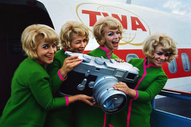 Les Jacob Sisters avec une maquette de Leica M3 (1967)